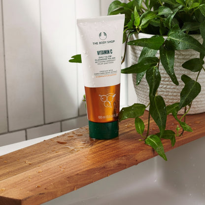 The Body Shop Vitamin C Daily Glow Cleansing Polish (100ml)-2